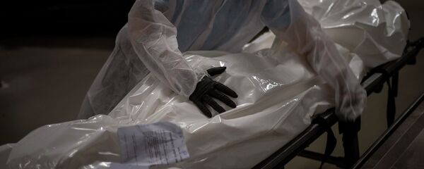 Работники похоронного бюро перемещают тело человека. Архивное фото - Sputnik Кыргызстан