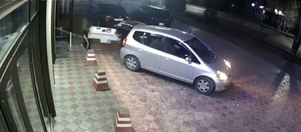 Момент кражи терминалов в Бишкеке попал на видео Момент кражи терминалов в Бишкеке попал на видео - Sputnik Кыргызстан