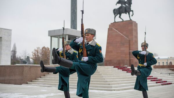Смена почетного караула Национальной гвардии на площади Ала-Тоо в Бишкеке. Архивное фото - Sputnik Кыргызстан