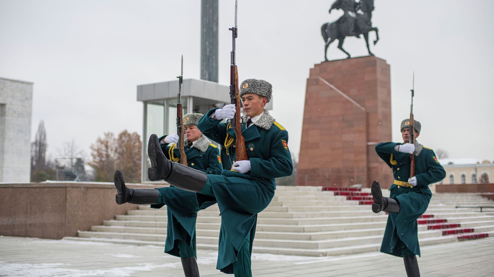 Смена почетного караула на площади Ала-Тоо в Бишкеке. Архивное фото - Sputnik Кыргызстан, 1920, 22.01.2023