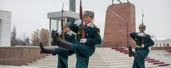 Смена почетного караула Национальной гвардии на площади Ала-Тоо в Бишкеке Смена почетного караула Национальной гвардии на площади Ала-Тоо в Бишкеке - Sputnik Кыргызстан
