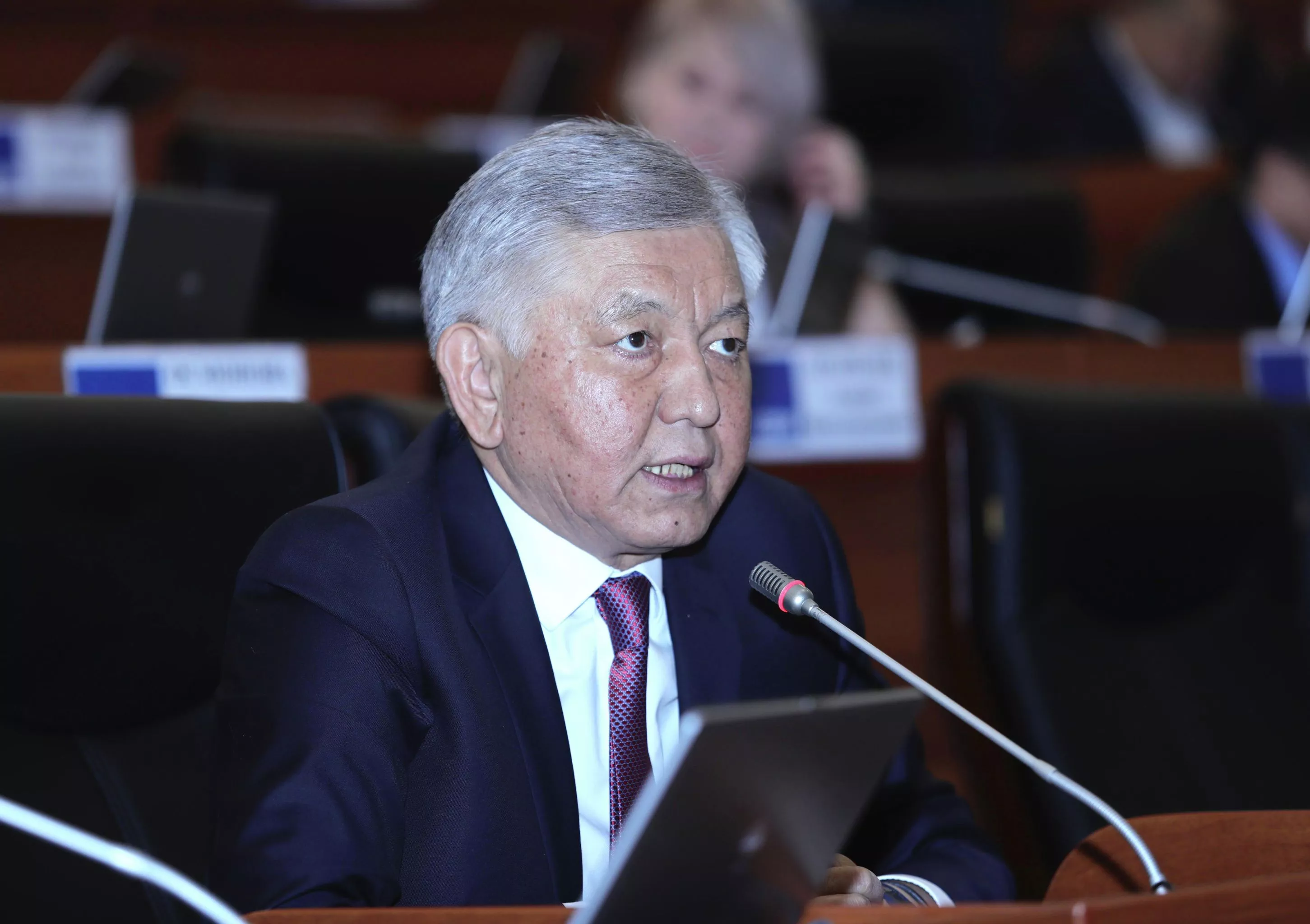 Депутат Иса Омуркулов во время заседания Жогорку Кенеша. 21 мая 2020 года
