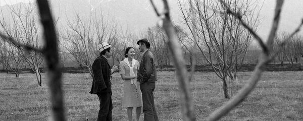 СССРдин эл артисти, атактуу режиссёр Төлөмүш Океев, КРдин эл артисти Гүлсара Ажыбекова жана Кыргыз ССРинин эл сүрөтчүсү, таланттуу актёр Сүймөнкул Чокморовдун сүрөтү 1975-жылы Чүй облусунда тартылган СССРдин эл артисти, атактуу режиссёр Төлөмүш Океев, КРдин эл артисти Гүлсара Ажыбекова жана Кыргыз ССРинин эл сүрөтчүсү, таланттуу актёр Сүймөнкул Чокморовдун сүрөтү 1975-жылы Чүй облусунда тартылган - Sputnik Кыргызстан