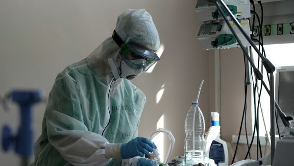 Медицинский работник подключает пациента к аппарату ИВЛ. Архивное фото - Sputnik Кыргызстан
