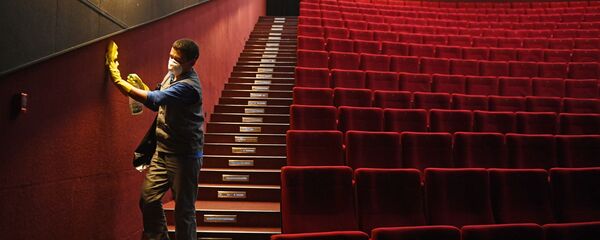 Сотрудник производит санитарную обработку зала кинотеатра. Архивное фото - Sputnik Кыргызстан