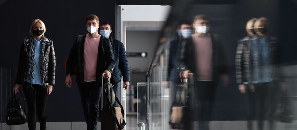 Пассажиры в защитных масках в международном аэропорту - Sputnik Кыргызстан