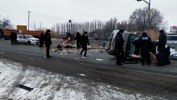 Последствия ДТП, где автомобиль марки Honda Stepwagen врезался в парапет и перевернулся - Sputnik Кыргызстан