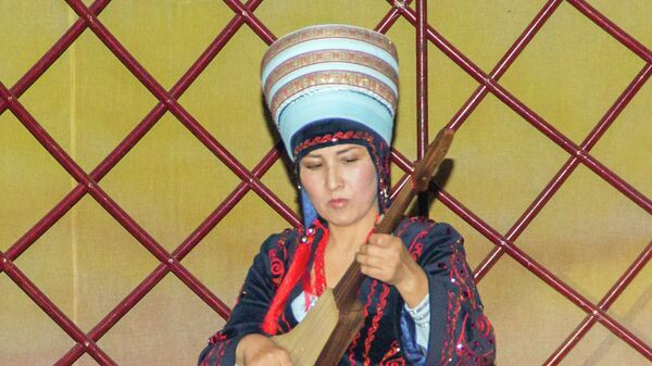 Руководитель ансамбля комузистов Кыргыз көчү  Мастура Бердибекова - Sputnik Кыргызстан