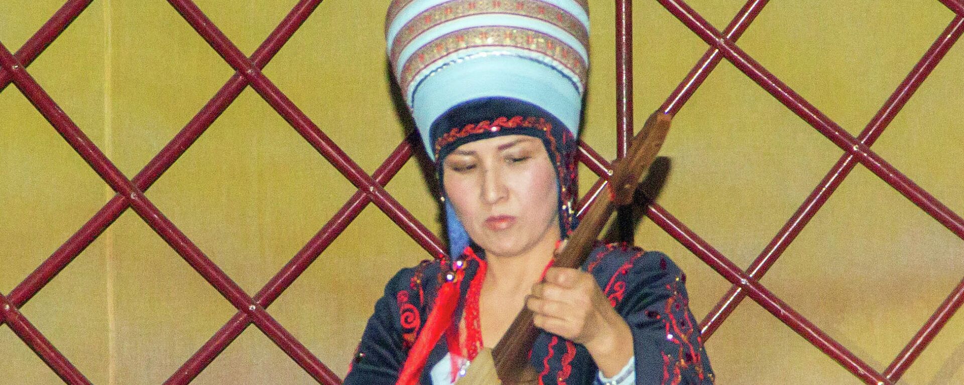 Руководитель ансамбля комузистов Кыргыз көчү  Мастура Бердибекова - Sputnik Кыргызстан, 1920, 19.11.2020