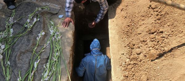 Медициналык кызматкер мүрзөдө. Архив - Sputnik Кыргызстан