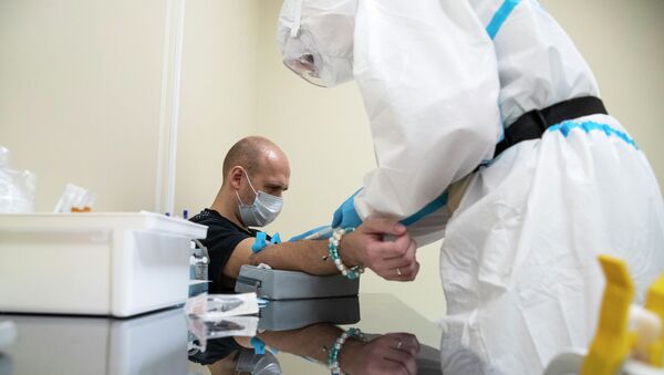 Медицинский работник берет образец крови у пациента - Sputnik Кыргызстан