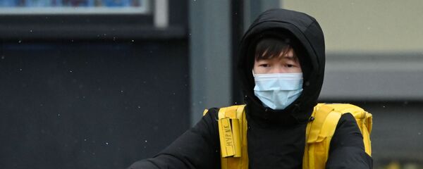Трудовой мигрант работающий курьером доставки в защитной маске в Москве. Архивное фото - Sputnik Кыргызстан