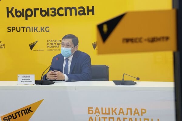 На онлайн-брифинге в пресс-центре Sputnik Кыргызстан он рассказал об упрощении миграционных законов в России - Sputnik Кыргызстан