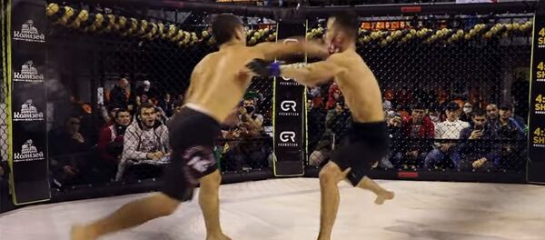 Нокаут с первого удара — кыргызстанец победил бойца из РУз в Москве. Видео - Sputnik Кыргызстан