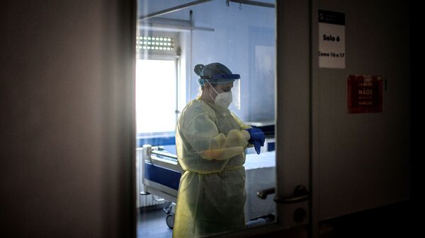 Медицинский работник в отделении COVID-19 больницы  - Sputnik Кыргызстан