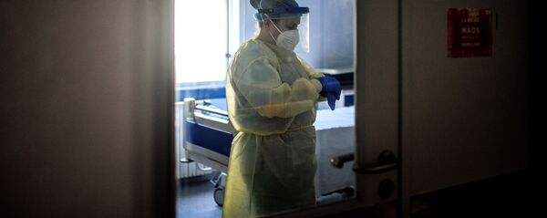 Медицинский работник в отделении COVID-19 больницы  - Sputnik Кыргызстан