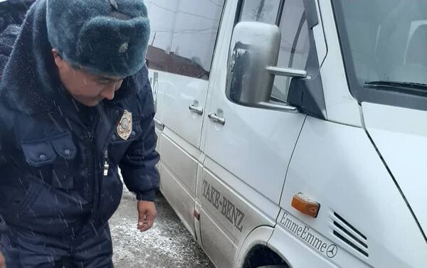 Кроме этого, инспекторы с органами местного самоуправления проверяют исправность пассажирских микроавтобусов - Sputnik Кыргызстан