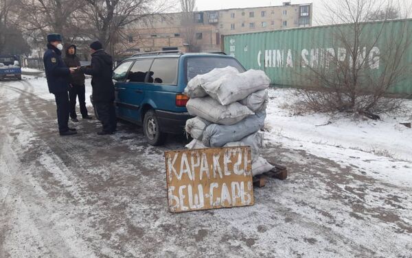 В Чуйской области принимаются меры против стихийной торговли угля на обочине дорог - Sputnik Кыргызстан