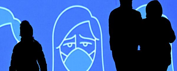 Люди на фоне информационного экрана - Sputnik Кыргызстан