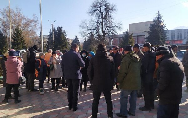Собравшиеся митингуют из-за увольнения главы МП Тазалык Алмаза Абдыкеева - Sputnik Кыргызстан