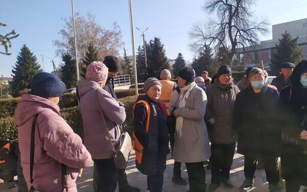 В Караколе около 50 сотрудников муниципального предприятия Тазалык вышли на акцию протеста к зданию мэрии - Sputnik Кыргызстан