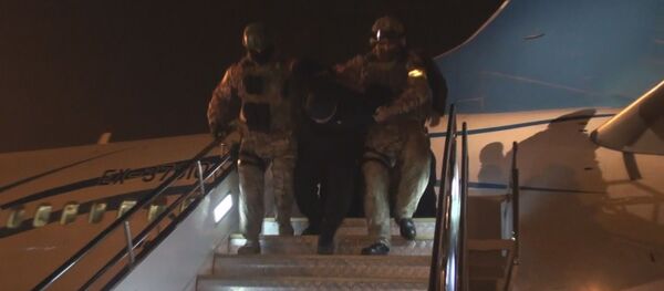 Учактан спецназ желкелеп алып кетти. Кримтөбөл Чачтын кармалган видеосу - Sputnik Кыргызстан