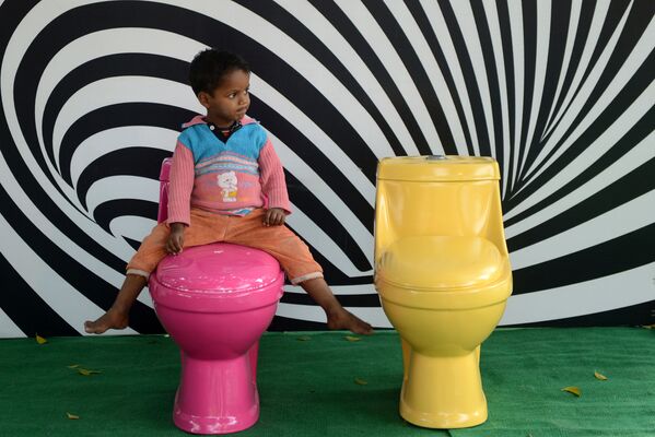Мальчик в Нью-Дели сидит на унитазе во время кампании Туалеты — это красиво по случаю Всемирного дня туалета.  В индии проблема отсутствия туалетов стоит особенно остро.  - Sputnik Кыргызстан