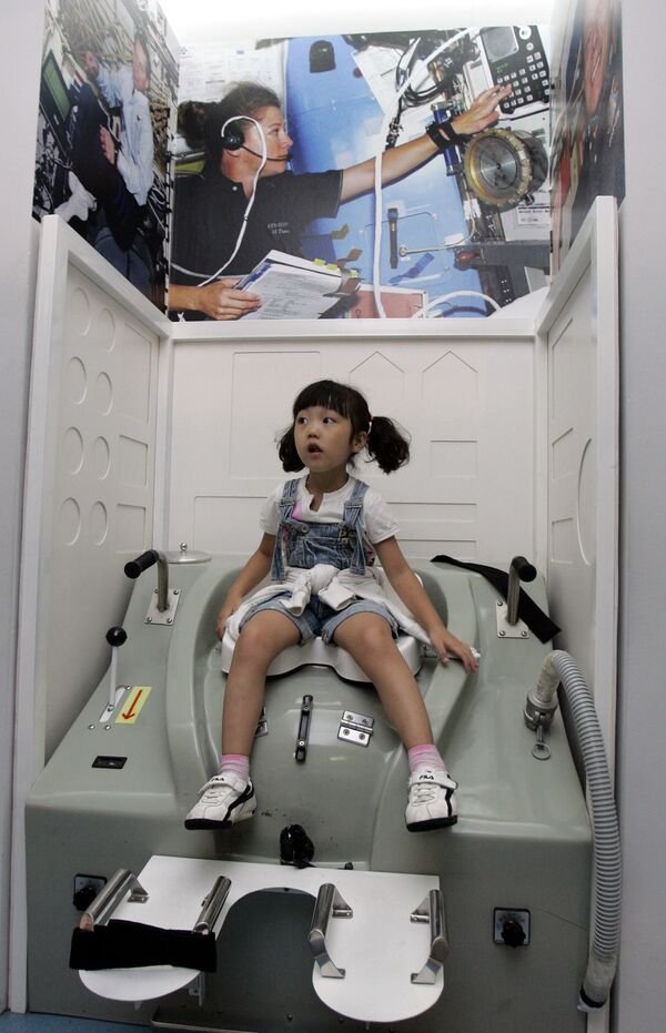 Девочка в туалете космического корабля на выставке Space Experience в Сеуле в 2007 году - Sputnik Кыргызстан