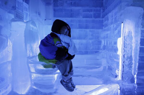 Мальчик на ледяном унитазе на выставке Ice Gallery в Сеуле, Южная Корея  - Sputnik Кыргызстан