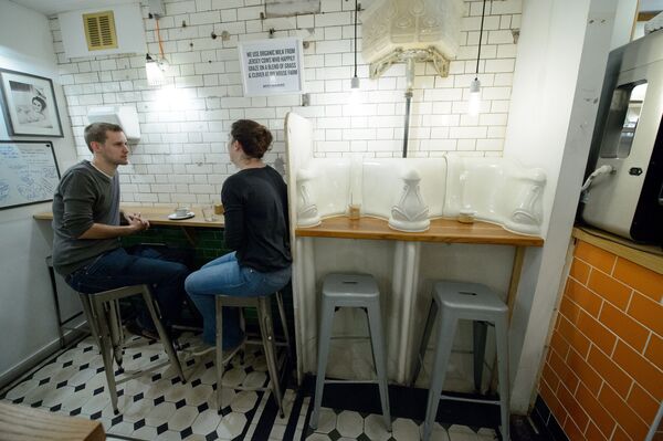 Посетители в бывшем общественном туалете, преобразованном в кафе в центре Лондона - Sputnik Кыргызстан