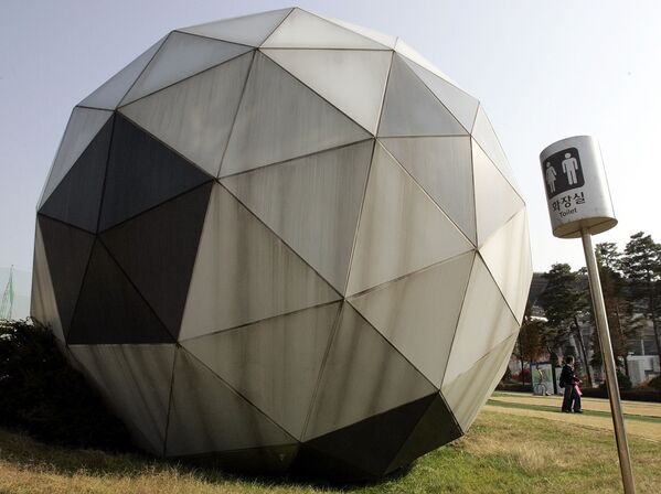 Туалет в форме гигантского футбольного мяча возле футбольного стадиона в Сувоне, Южная Корея - Sputnik Кыргызстан