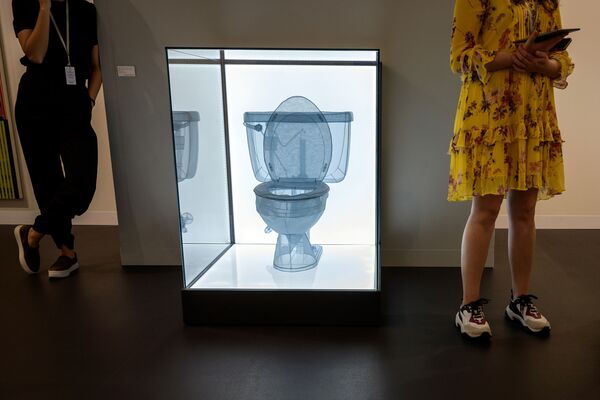 Посетители стоят около произведения искусства художника Do Ho Suh под названием Toilet, Apartment A, 348 West 22nd Street, New York, NY 10011, USA в галерее Lehmann Maupin в Базеле, Швейцария - Sputnik Кыргызстан