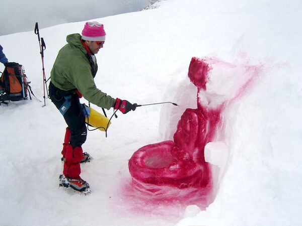 Датский художник Марко Эваристти создает скульптуру со льдом и краской, представляющей туалет, перевал Коль-де-Фламбо - Sputnik Кыргызстан