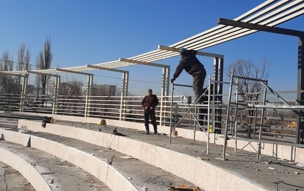Кроме этого, сотрудники мэрии возводят опоры для освещения. Парк разместится на 8,4 гектара - Sputnik Кыргызстан