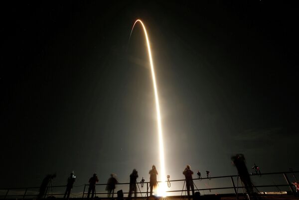 АКШнын Канаверал жайынан учурулган SpaceX Falcon 9 ракетасын карап жаткан элдин сүрөтү - Sputnik Кыргызстан