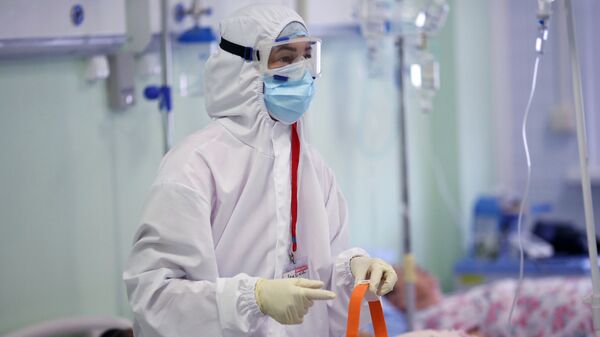 Медик в больничной палате. Архивное фото - Sputnik Кыргызстан