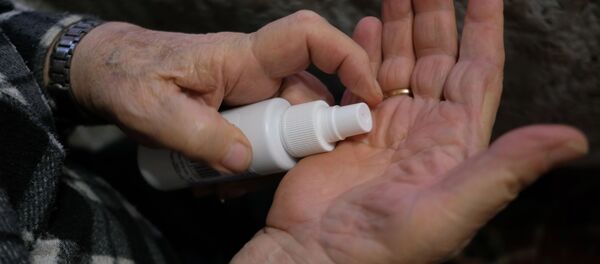 Пожилой мужчина обрабатывает руки антисептиком. Архивное фото Пожилой мужчина обрабатывает руки антисептиком. Архивное фото - Sputnik Кыргызстан