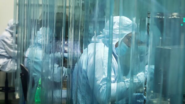 Сотрудники во время работы в цехе по производству физрастворов. Архивное фото - Sputnik Кыргызстан