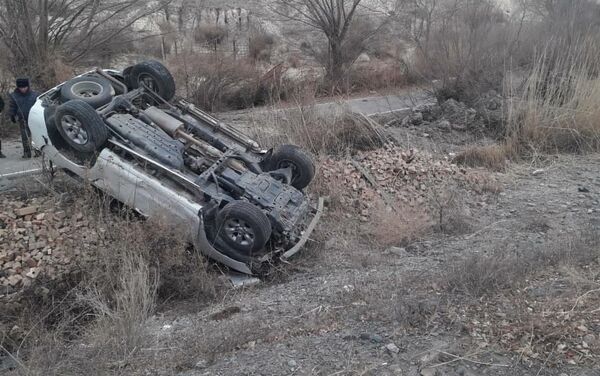 Утром 23 ноября на 156-м километре дороги Бишкек — Торугарт водитель служебного автомобиля Land Cruiser Prado, 24-летний житель Ак-Сууйского района, не справился с управлением, и машина перевернулась - Sputnik Кыргызстан