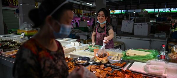 Прилавок на рынке, где продаются морепродукты, овощи и мясо в Ухане  - Sputnik Кыргызстан