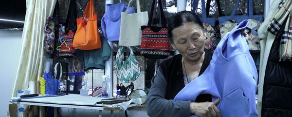 Айла кетип, балдардын кийимин тигип сата баштадык. Ракка чалдыккан аялдардын бизнеси Айла кетип, балдардын кийимин тигип сата баштадык. Ракка чалдыккан аялдардын бизнеси - Sputnik Кыргызстан