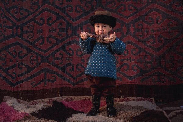 Показ кыргызской национальной одежды в джайлоо Кок-Жайык - Sputnik Кыргызстан