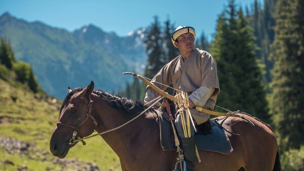 Мужчина на лошади в национальной одежде на джайлоо Кок-Жайык. Архивное фото - Sputnik Кыргызстан