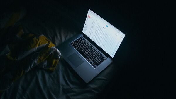 Ноутбук на кровати. Архивное фото - Sputnik Кыргызстан