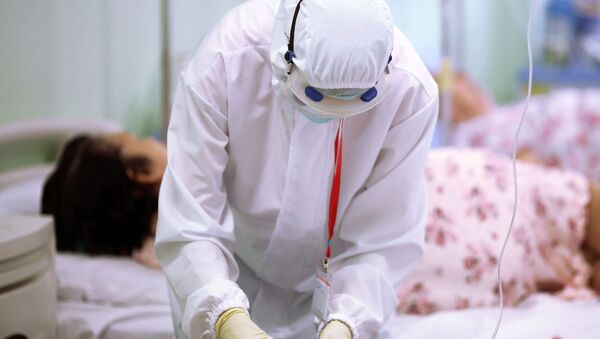 Медицинский работник осматривает пациента. Архивное фото - Sputnik Кыргызстан