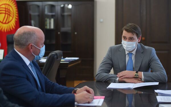 Исполняющий обязанности премьер-министра Артем Новиков встретился с директором Европейского банка реконструкции и развития по Центральной Азии Нилом Маккейном - Sputnik Кыргызстан