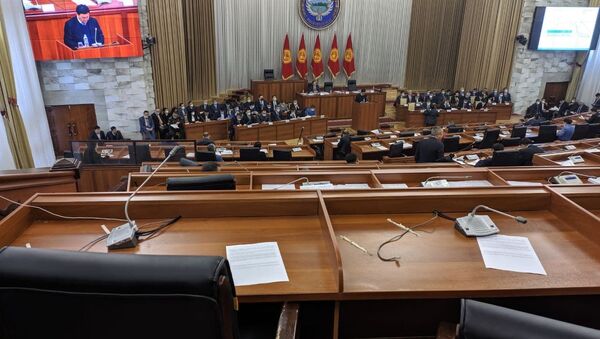 Депутаты и чиновники на заседании Жогорку Кенеша - Sputnik Кыргызстан