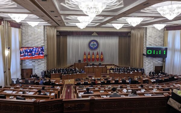 На заседании Жогорку Кенеша сейчас присутствуют всего 39 депутатов, а чиновникам из правительства, в том числе министрам и вице-премьерам, практически не хватает мест — их больше пятидесяти - Sputnik Кыргызстан