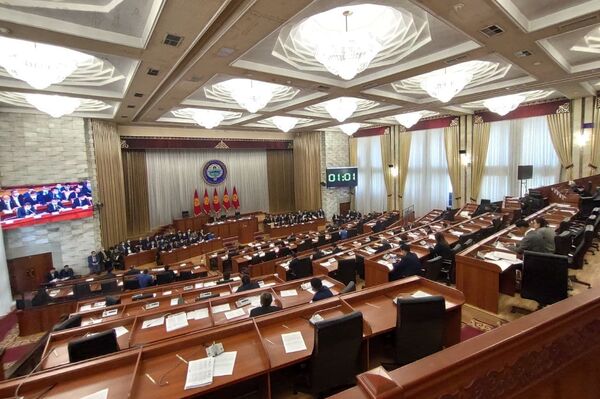 Фотографии сделаны сегодня, когда депутаты парламента впервые после октябрьских событий собрались в большом зале заседаний. - Sputnik Кыргызстан