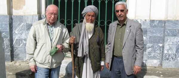 Кабулдагы көрүстөндөгү Бухара Эмиринин күмбөзүндө Правда гезитинин кабарчысы Владимир Пластун. Архив - Sputnik Кыргызстан